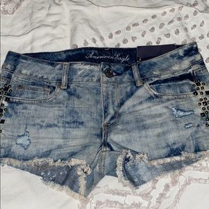 I am selling the shorts because they don’t fit me